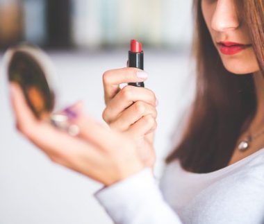 beauty-girl-lip-gloss-6393-1024x683 beauty-girl-lip-gloss-6393-1024x683